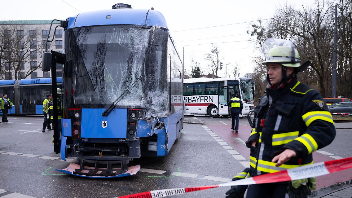 ... als auch die Tram wurden frontal stark beschädigt.
