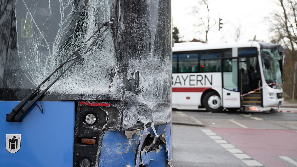 Der Schaden an der Tram ist groß.