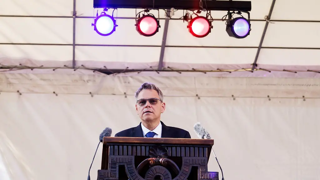 Bezirksbuergermeister-Joern-Oltmann-spricht-bei-einem-Buergerfest