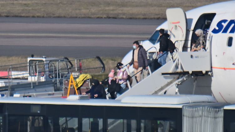 Laut Auswärtigem Amt sollen zunächst Charterflüge mit mehr als Hundert Flüchtlingen aus Afghanistan in Deutschland ankommen.