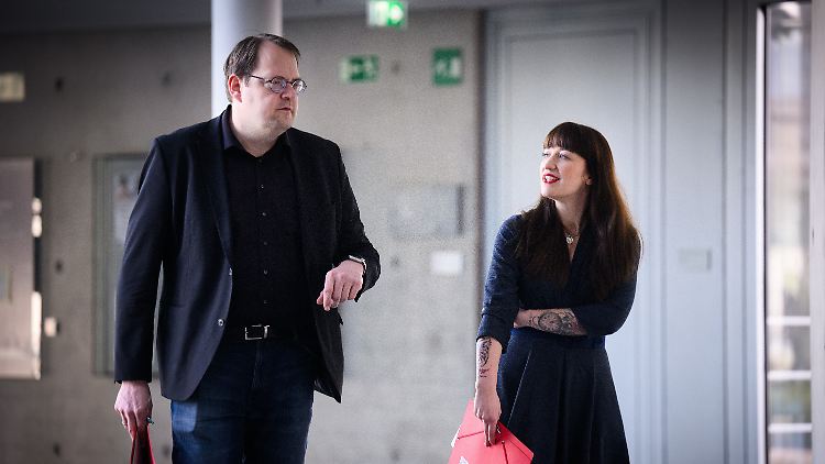 Die Vorsitzenden der Bundestagsgruppe der Partei Die Linke, Heidi Reichinnek (r) und Sören Pellmann.