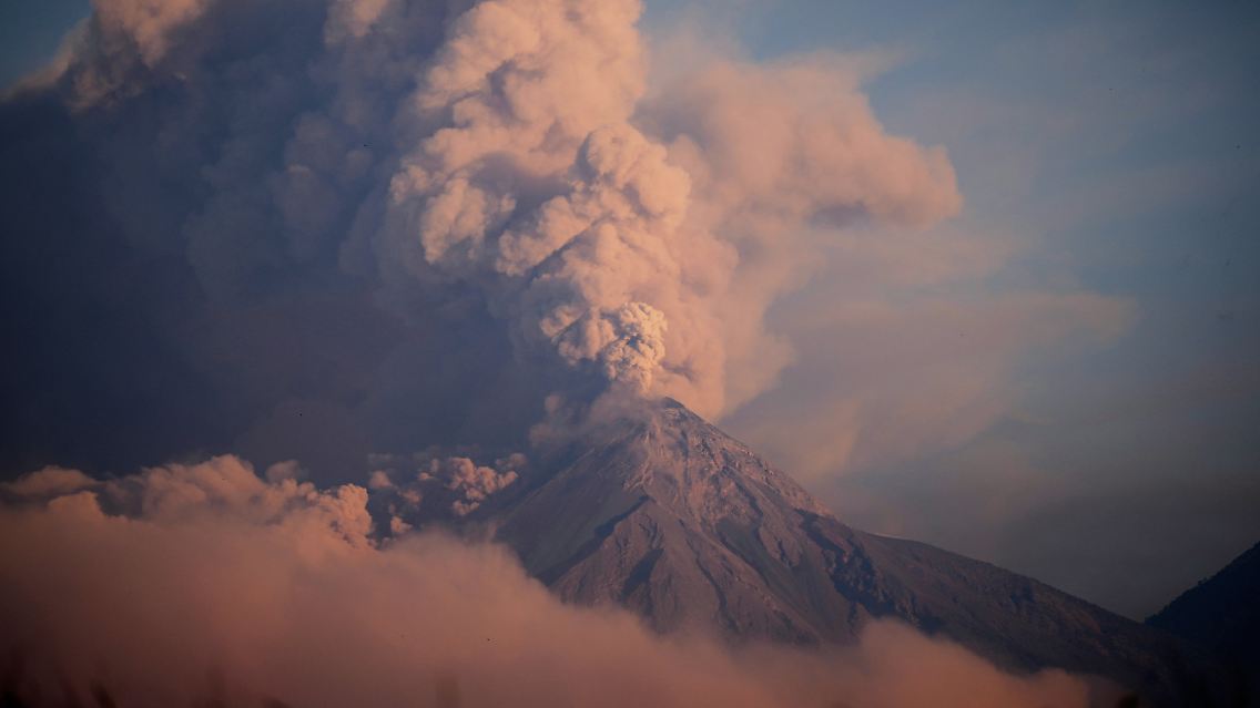 Der Feuervulkan liegt rund 40 Kilometer südwestlich der Hauptstadt Guatemala-Stadt und ist der aktivste des Landes.