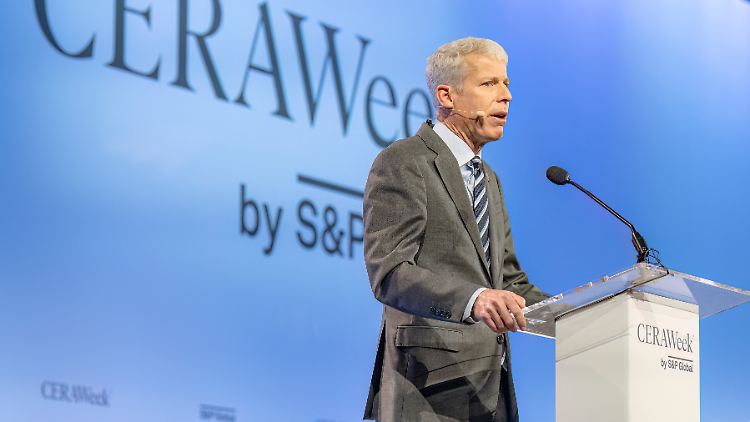 "Alles im Leben ist mit Kompromissen verbunden. Alles." Öl, Gas und Kohle seien für die Weltwirtschaft von entscheidender Bedeutung", sagt Wright.