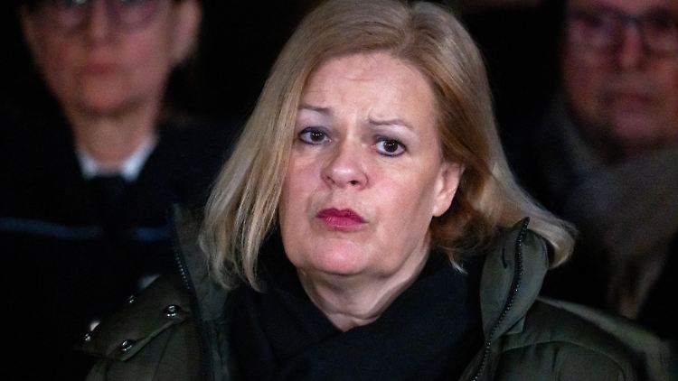 Innenministerin Faeser sieht die Zusammenarbeit zwischen Bundespolizei und den Grenzbeamten der Nachbarländer bereits jetzt als gelungen an.