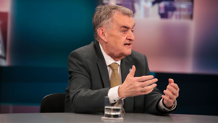 "Die Welt ist in Flammen und wir pokern, als ginge es um irgendeinen Kleinkram", ärgert sich NRW-Minister Reul. 