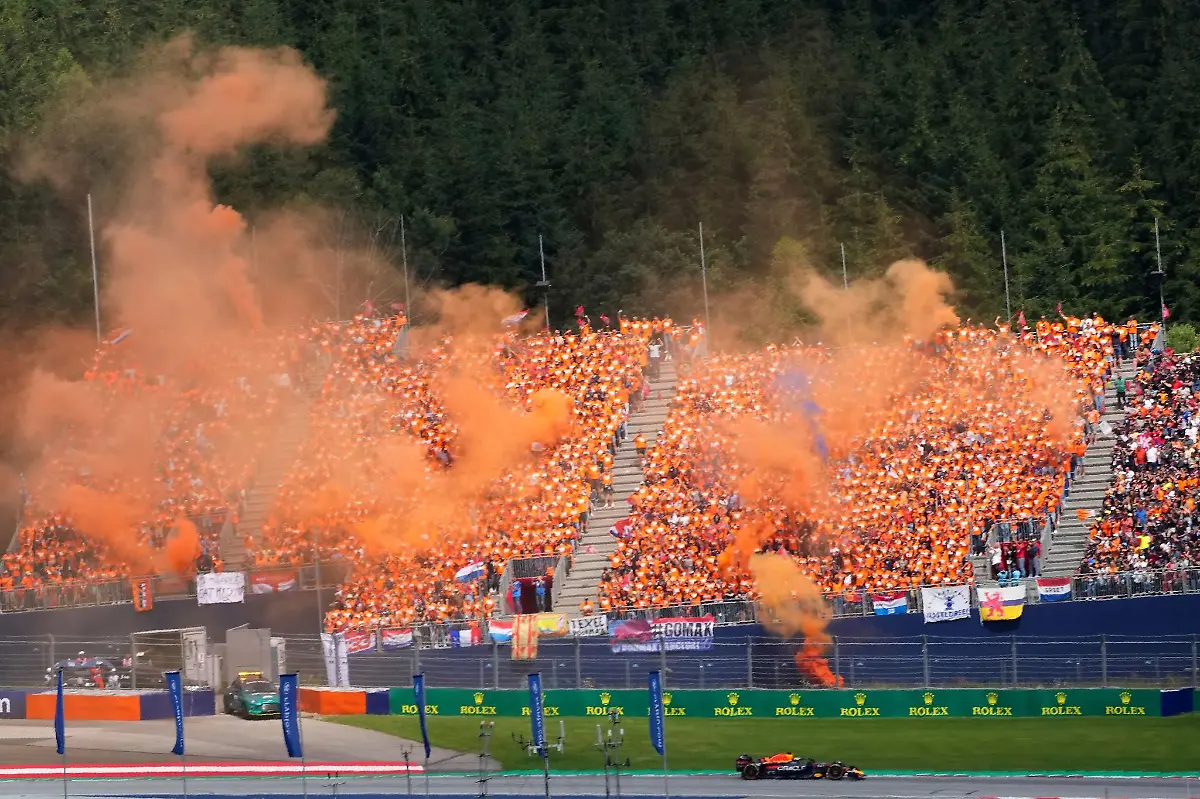 Fans-feuern-Max-Verstappen-aus-den-Niederlanden-vom-Team-Oracle-Red-Bull-beim-Rennen-2022-an