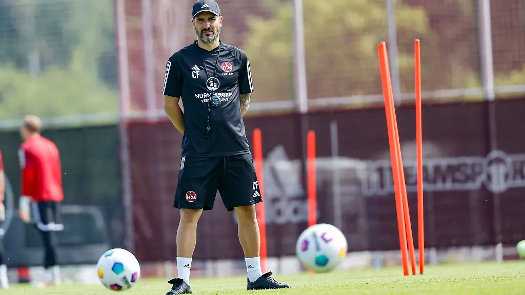 Cheftrainer-Cristian-Fiel-leitet-das-Training