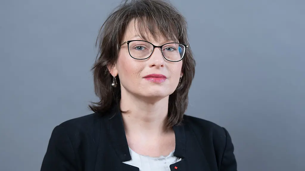 Katja-Paehle-SPD-Fraktionschefin-schaut-in-die-Kamera
