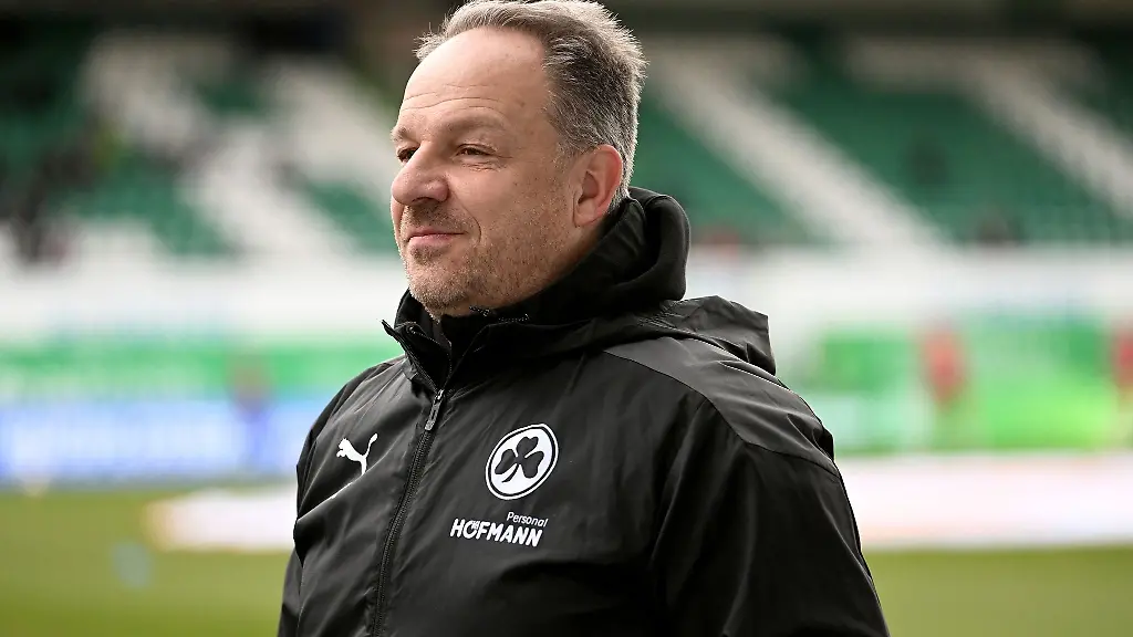 Alexander-Zorniger-Trainer-von-Greuther-Fuerth-laechelt