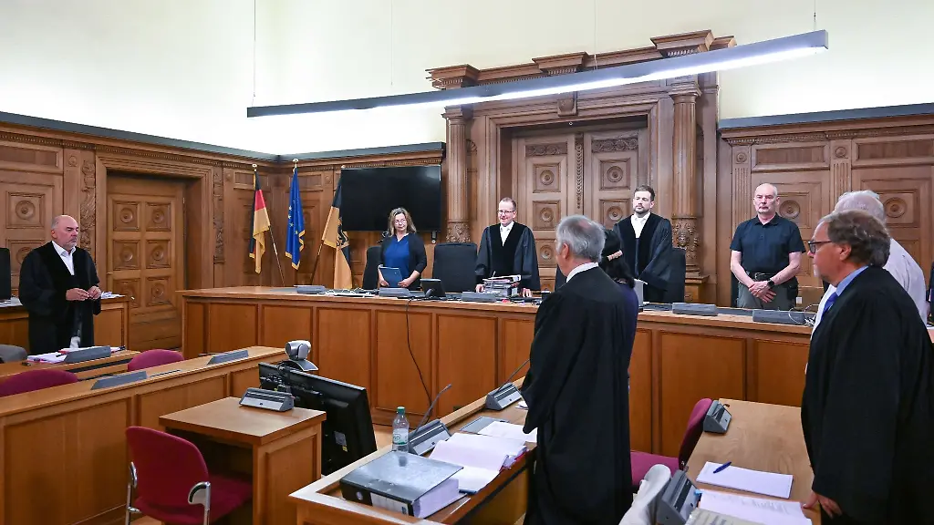 Anwaelte-Angeklagte-und-Richter-stehen-vor-dem-Beginn-eines-Prozesses-im-Landgericht