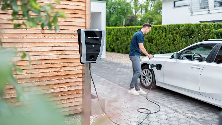 Elektroautos könnten als sogenannte netzdienliche Puffer helfen, viel Geld zu sparen und die Energiewende voranzutreiben.