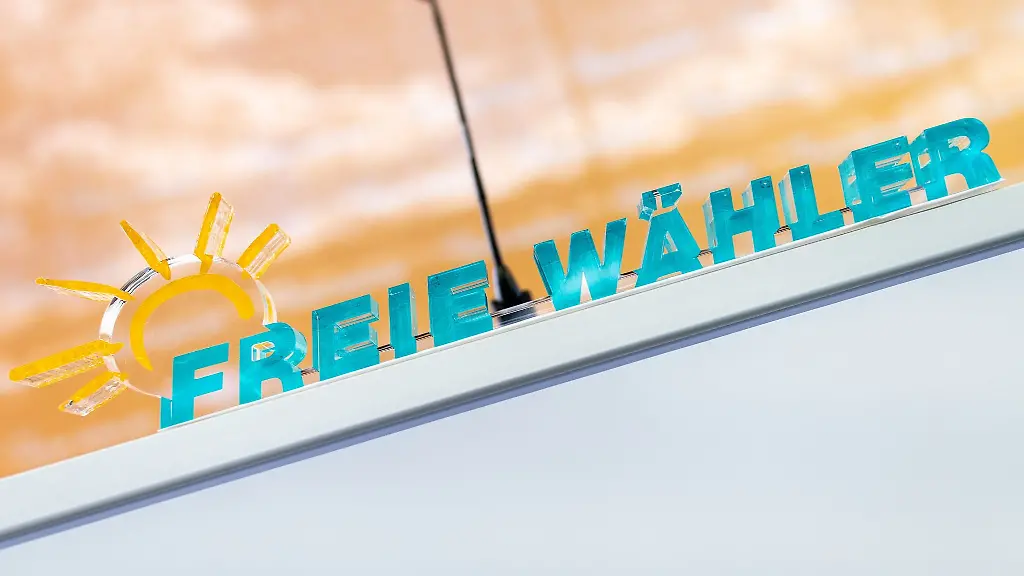 Das-Logo-der-Freien-Waehler-ist-auf-einem-Rednerpult-zu-sehen
