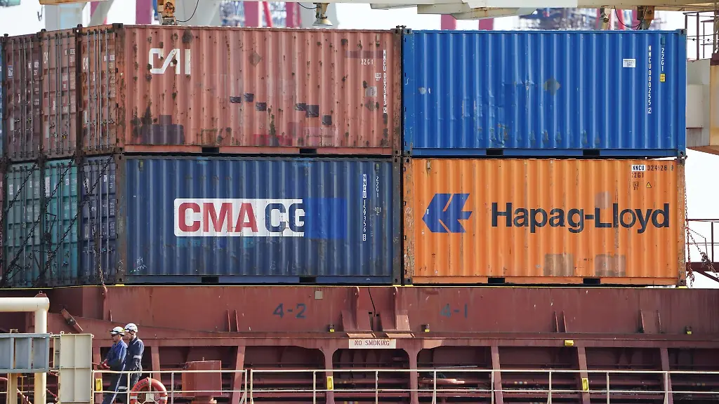 Container-stehen-gestapelt-auf-einem-Containerschiff-im-Hafen