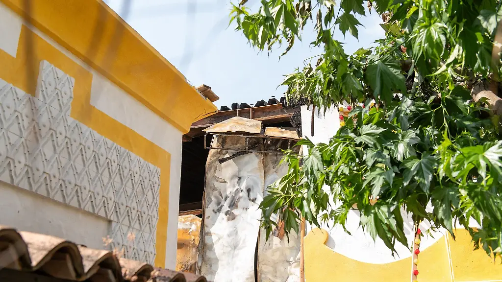 Ein-beschaedigtes-Dach-ist-auf-dem-Gelaende-im-Europa-Park-nach-dem-Brand-zu-sehen
