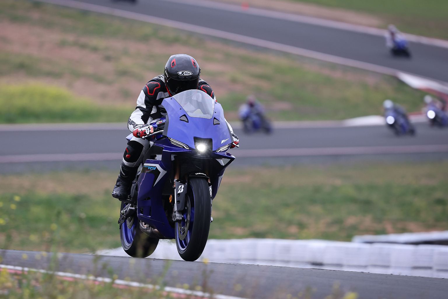Rennstreckenfans bekommen mit der neuen Yamaha R9 einiges geboten.