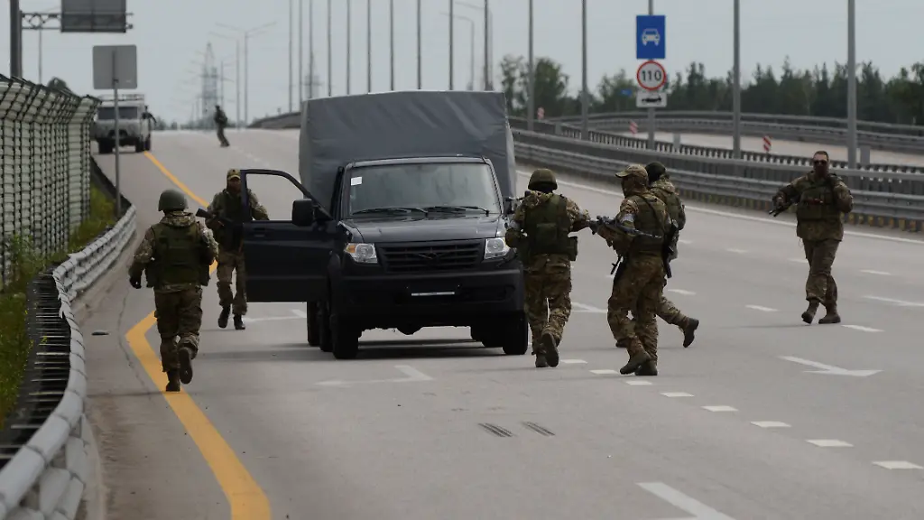 2023-06-24T125944Z-166563512-RC2OP1AOR0QI-RTRMADP-3-UKRAINE-CRISIS-RUSSIA-PRIGOZHIN-CONVOY