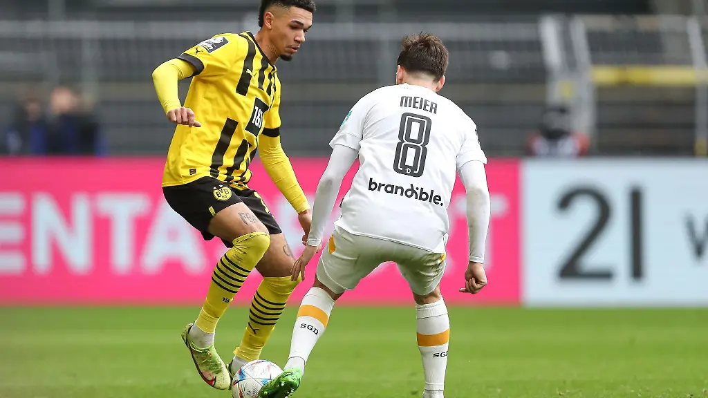 Justin-Njinmah-Borussia-Dortmund-U23-und-Jonathan-Meier-SG-Dynamo-Dresden-im-Zweikampf