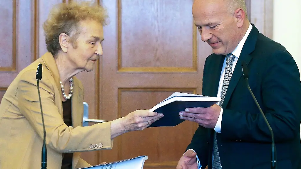 Herta-Daeubler-Gmelin-l-Vorsitzende-der-Expertenkommission-und-Berlins-Buergermeister-Kai-Wegner