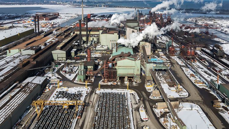 Eine Stahlproduktionsanlage in der kanadischen Provinz Ontario.  