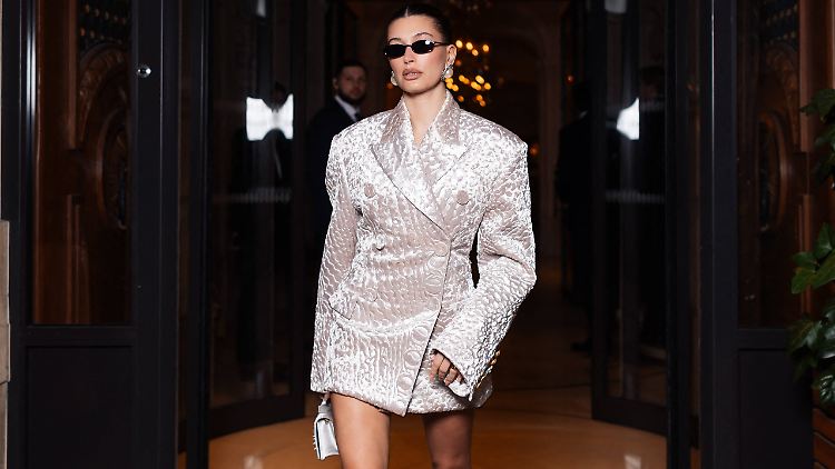 Solo-Auftritt in Paris: Hailey Bieber.