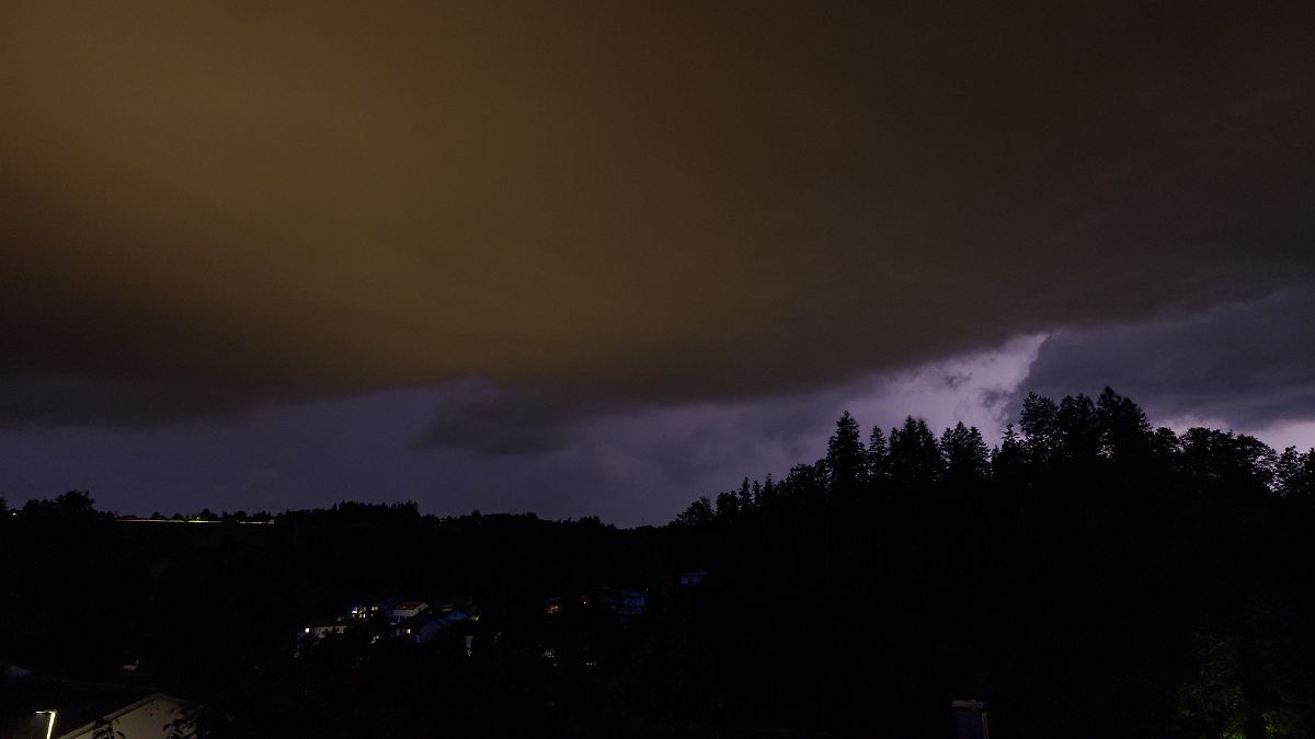 Gewitterband im Schneckentempo: In der Nacht tröpfelt von Westen Regen ins Land - ntv.de