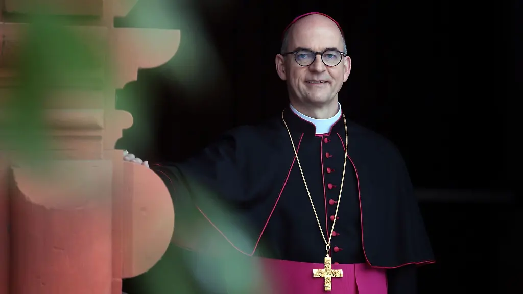 Franz-Jung-Bischof-von-Wuerzburg-aufgenommen-im-Innenhof-des-Bischofshauses