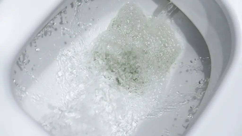 Spuelwasser-rauscht-durch-das-Becken-einer-Toilette