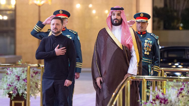 Der saudi-arabische Kronprinz Mohammed bin Salman empfängt den ukrainischen Präsidenten Selenskyj. 
