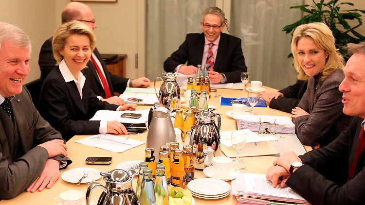 Anfangs sah alles nach guter Laune aus: (v.l.n.r) CSU-Chef Seehofer Bundesarbeitsministerin von der Leyen, Unions-Fraktionsgeschäftsführer Altmaier, Staatsminister Hoofe, Grünen- Vizefraktionschef Kuhn, SPD-Verhandlungsführerin Schwesig und SPD- Fraktionsgeschäftsführer Oppermann.