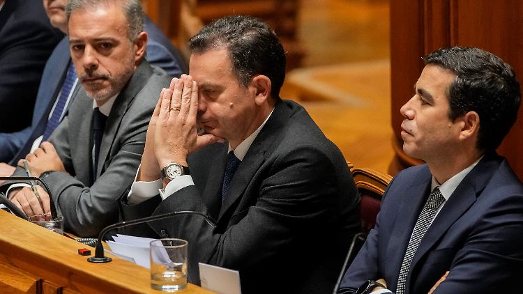 Der portugiesische Ministerpräsident Luis Montenegro (Mitte) kündigte bereits vor seinem Sturz ein Comeback an. 