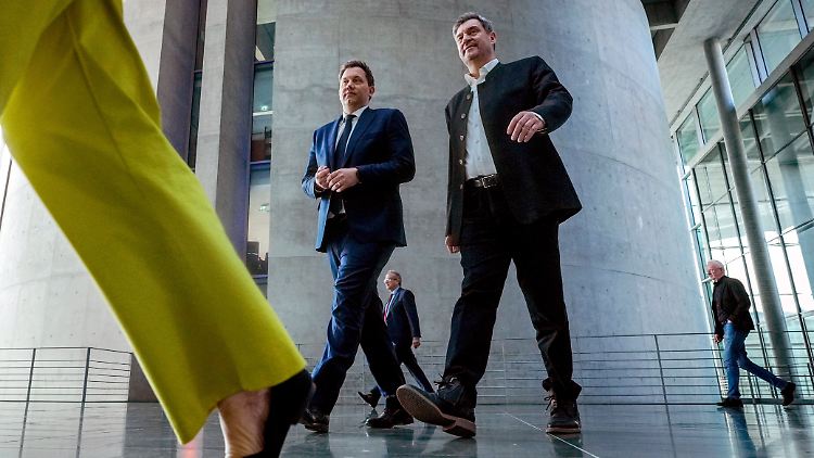 SPD-Chef Klingbeil und CSU-Chef Söder erscheinen gut gelaunt zur Verkündung der Sondierungsergebnisse, SPD-Chefin Esken biegt links ab. 