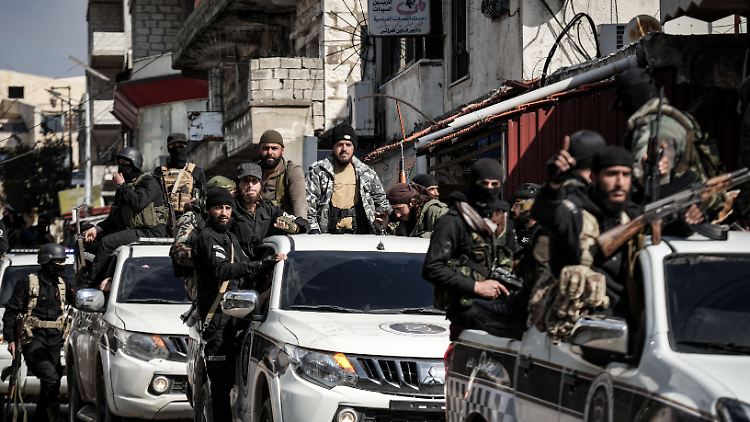 Sicherheitskräfte der neuen syrischen Regierung patrouillieren in den Straßen von Dschabla.