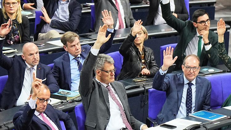 "Hand hoch" für die Grundgesetzänderung, fordert die Union.