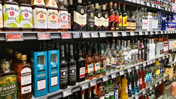 Mitarbeiter deutscher Supermärkte werden bald Preisschilder bei Bourbon-Whiskey ändern müssen.