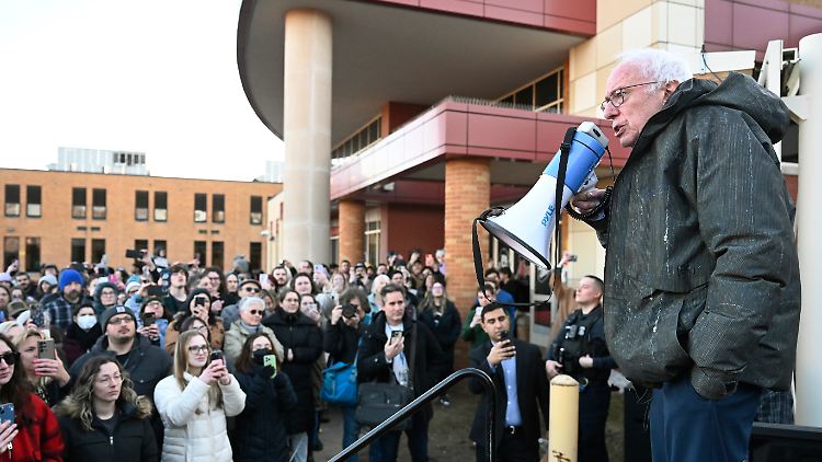 Bernie Sanders mit Megafon.