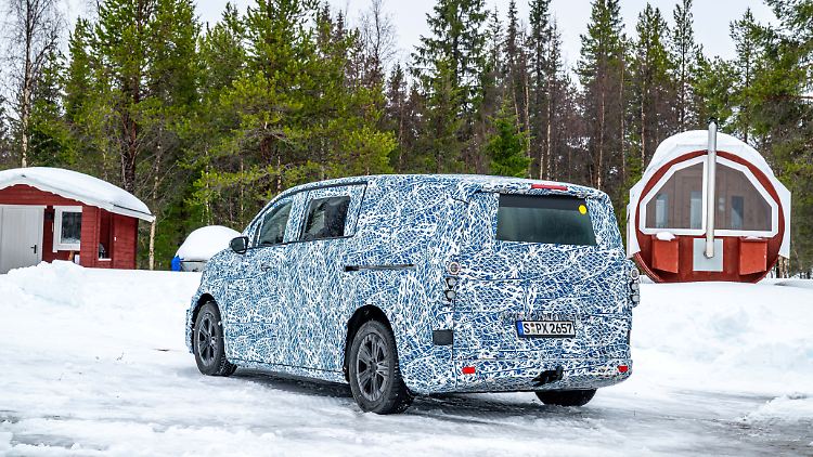 Die künftige V-Klasse von Mercedes ist wirklich gut getarnt. Das Design ist nicht im Ansatz zu erahnen.