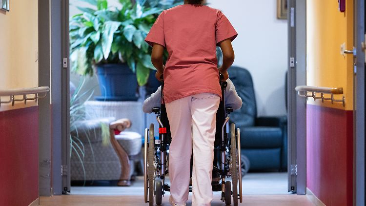 Die stetig steigenden Zahl der Pflegebedürftigen belastet die Kassen der Pflegeversicherungen.