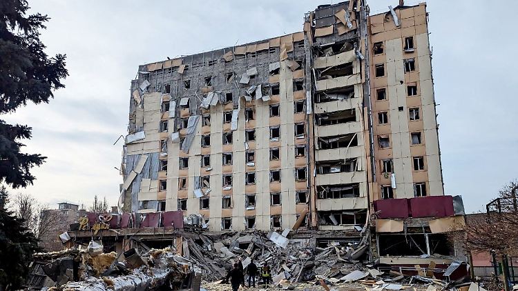 Entgegen der Friedensbemühungen griff Russland die Ukraine in der Nacht erneut mit Drohnen und Raketen an, auch ein Hotel in Krywyj Rih wurde getroffen.
