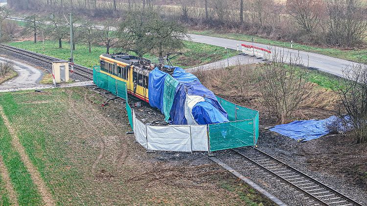 Zum Abtransport soll die ausgebrannte Stadtbahn in Einzelteile zerlegt werden. 