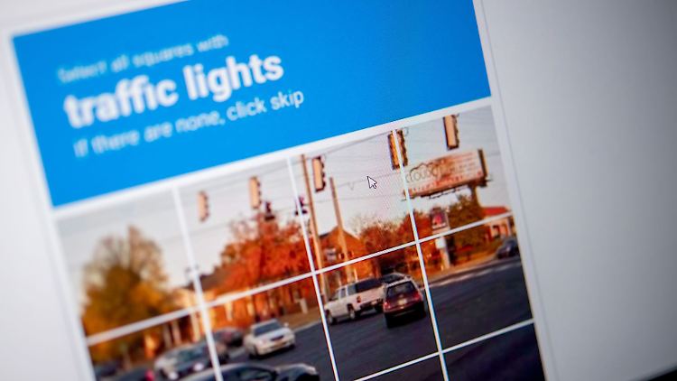 Sag' mir, wie viele Ampeln stehen: Captchas werden derzeit von Betrügern genutzt, um Nutzern Schadsoftware auf den Rechner zu schleusen.