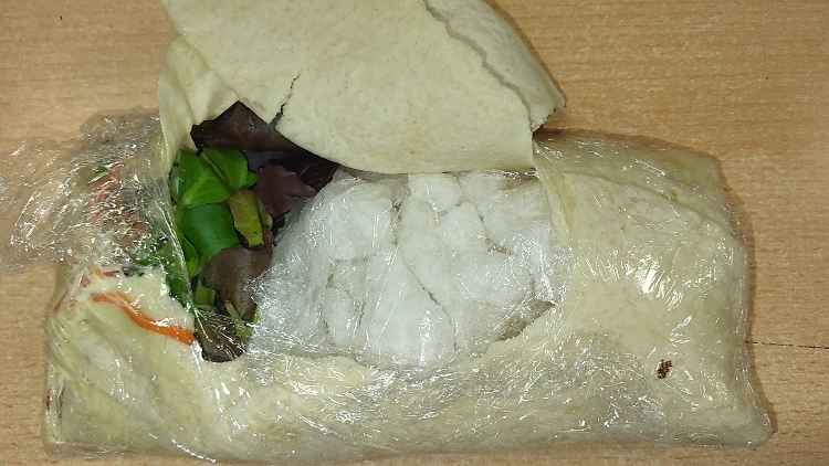 Ein Päckchen mit Crystal Meth liegt eingewickelt in einen Tortilla-Wrap auf einem Tisch. Zollbeamte hatten die Drogen bei einem Mann am Würzburger Busbahnhof gefunden.