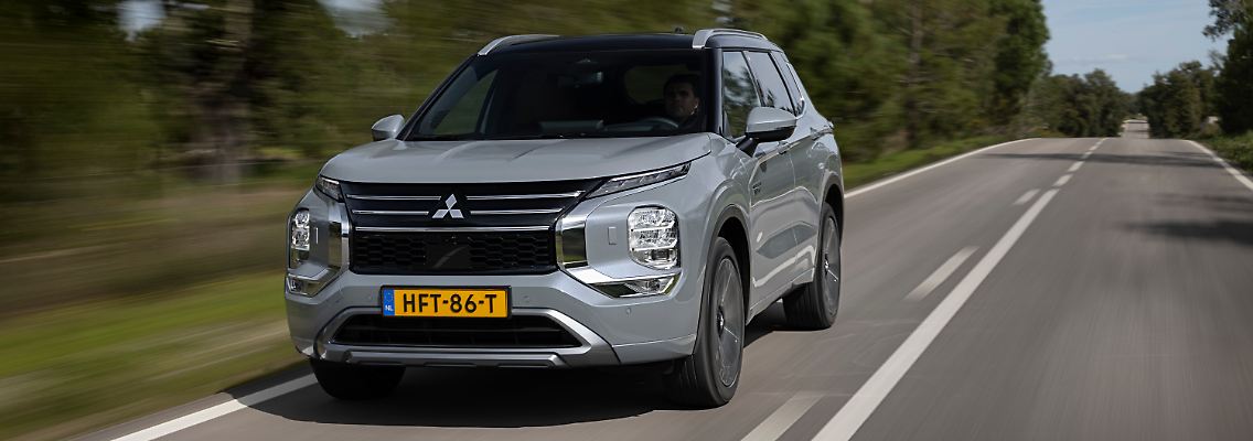 1_New_Outlander_PHEV_Moonstone_Grey_012HR.jpg