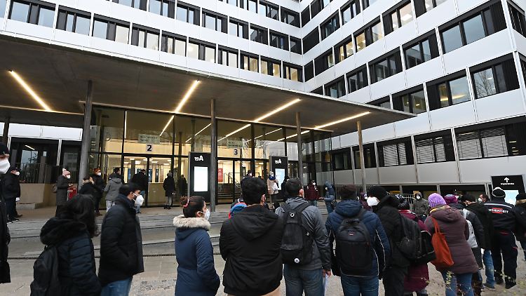 Viele Menschen wollen vor der Ausländerbehörde des KVR in München vorsprechen. (Archivbild)