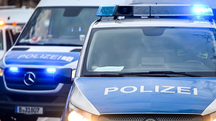 Eine Hauptverdächtige wurde festgenommen, fünf Fahrzeuge sichergestellt.