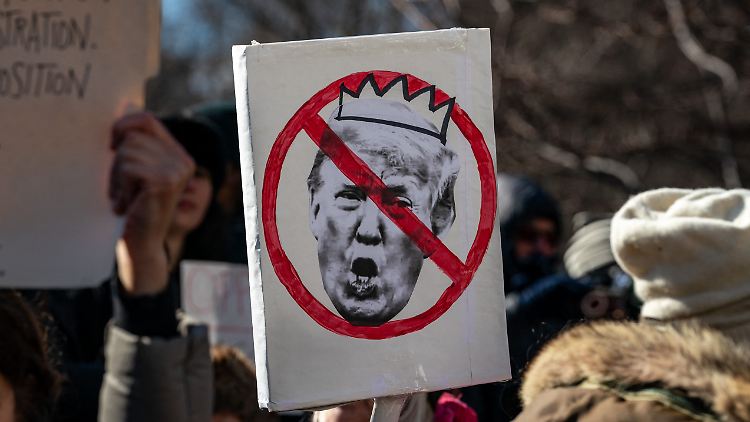 Donald Trumps autoritäres Auftreten kommt bei vielen US-Wählern nicht gut an. 