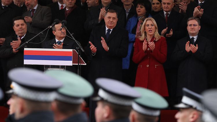 Milorad Dodik (m.) ist eng mit Moskau verbandelt.
