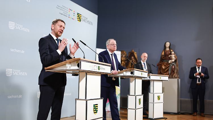Michael Kretschmer (l.) und Stephan Weil sprechen sich für einen gemeinsamen Beschluss der Sondervermögen aus.