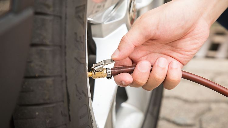 Die Werte für den richtigen Reifendruck gibt der Autohersteller in der Bedienungsanleitung vor. 