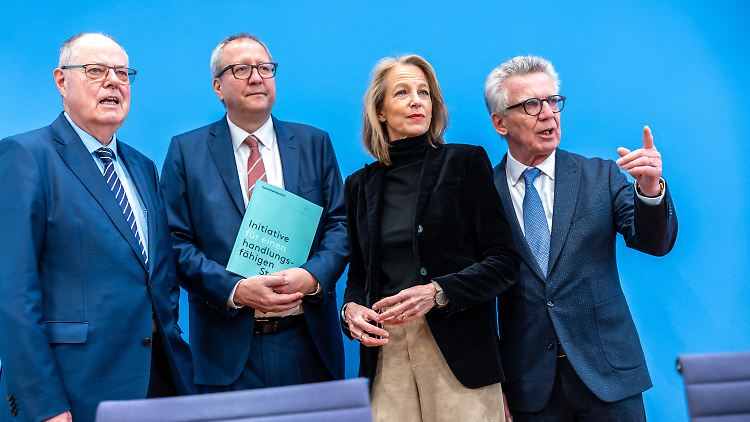 Steinbrück, Voßkuhle, Jaekel und de Maiziere legten in Berlin ihren Bericht vor.