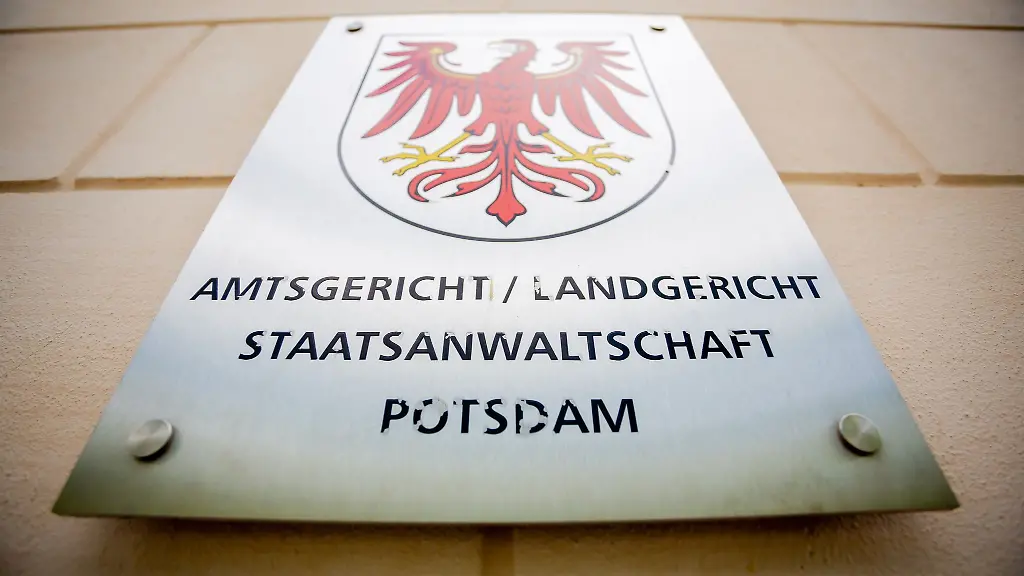 Das-Schild-am-Justizzentrum-Potsdam